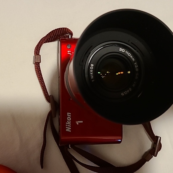 Nikon 1 J1 Digital Camera With Bag Red - Picture 3 of 12